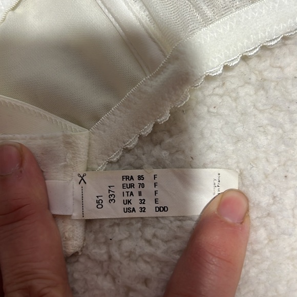 Chantelle Bra 70F/32DDD - Picture 6 of 7